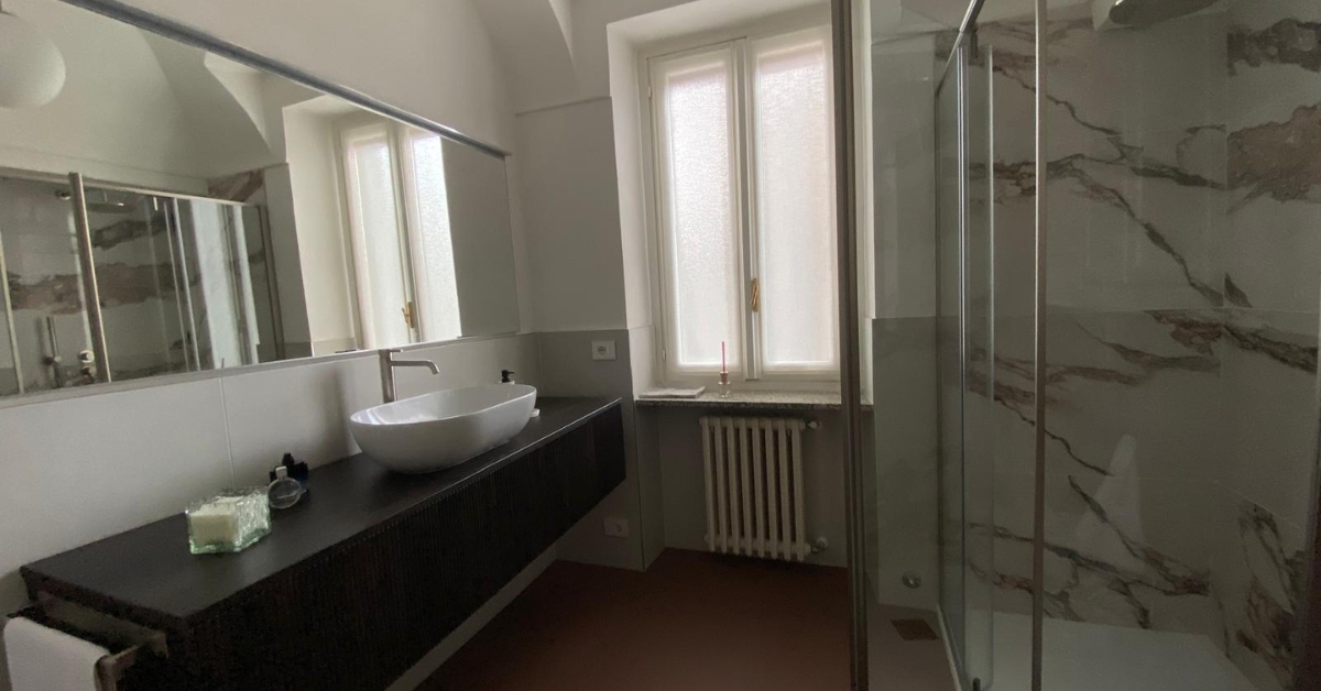Bagno moderno con rivestimenti Italgraniti e sanitari Cielo